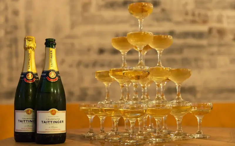 What is a champagne pyramid and how to make it at home