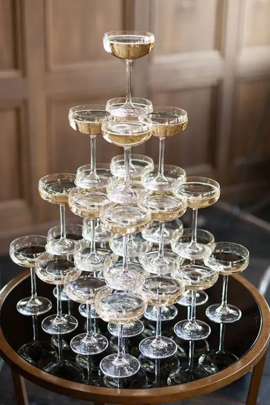 What is a champagne pyramid and how to make it at home