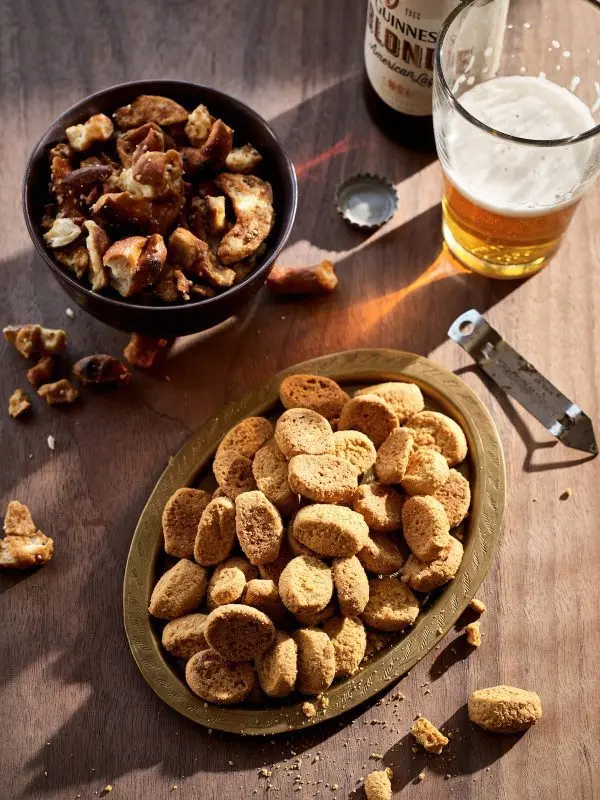 What to drink beer with: suitable snacks + a selection of recipes