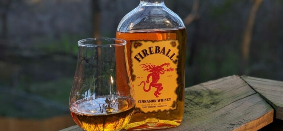 Whiskey Fireball: review, history, composition of the drink + 2 recipes at home