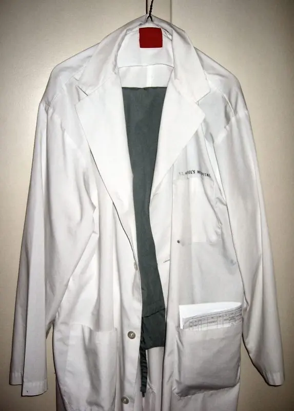 &#8220;White coat syndrome&#8221;: is it worth unconditionally trusting doctors?