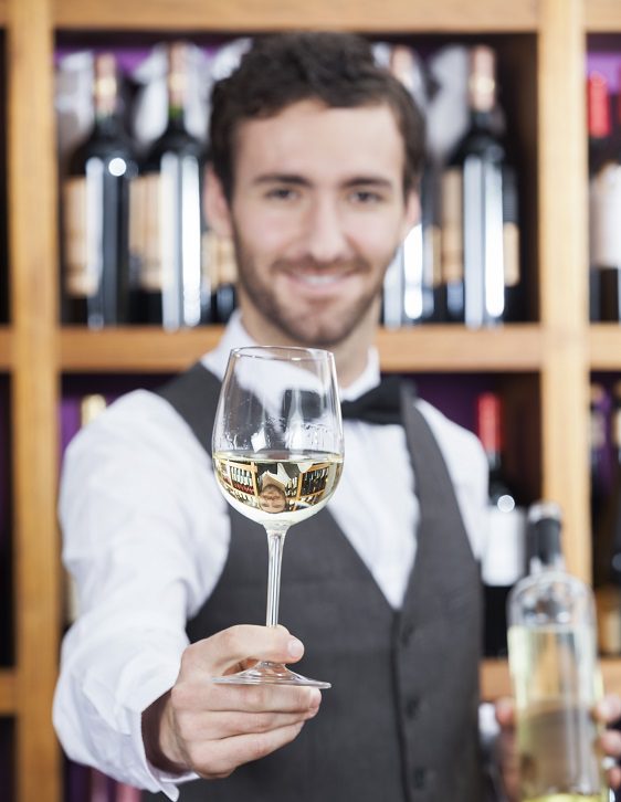 Who is a cavist (caviste), how does he differ from a sommelier and oenologist