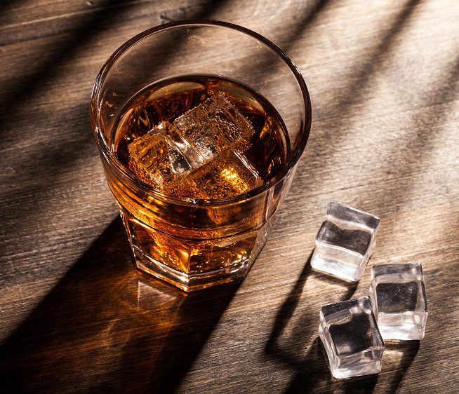 Why and how to drink whiskey with ice