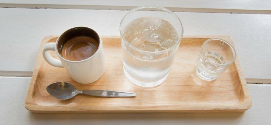 Why cold water is served with coffee: briefly and clearly