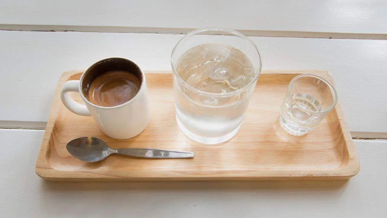 Why cold water is served with coffee: briefly and clearly