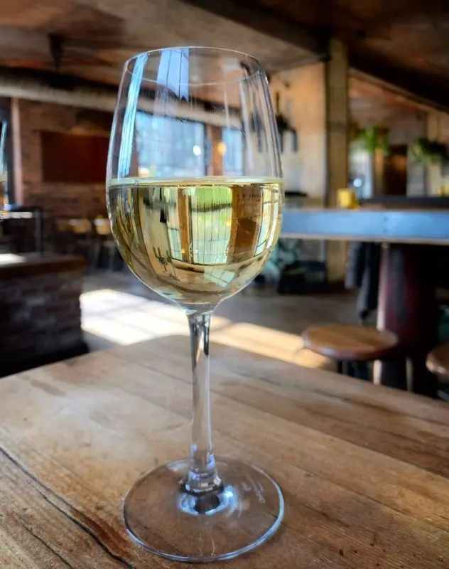 Wine Pinot Blanc (Pinot Blanc) &#8211; a close relative of Chardonnay