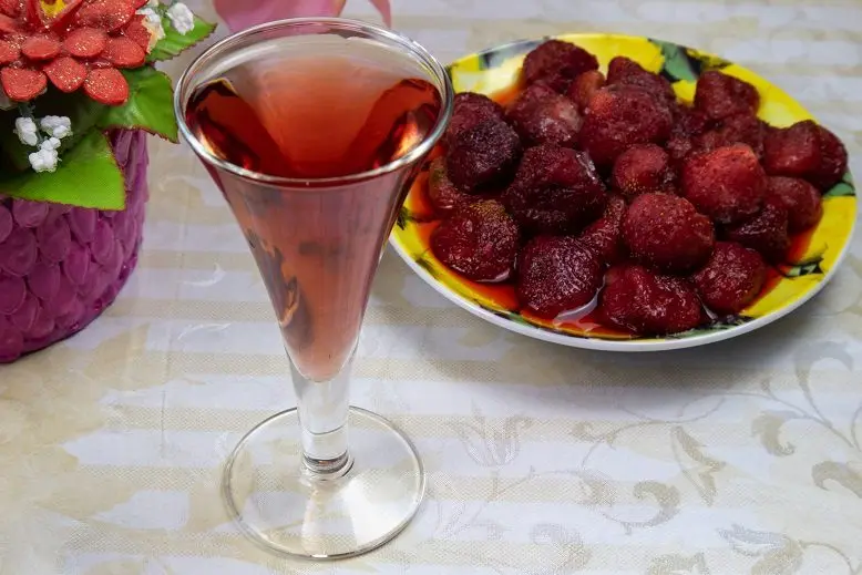 Xu-Xu (XUXU) &#8211; drinking culture, cocktails and homemade strawberry liqueur recipe