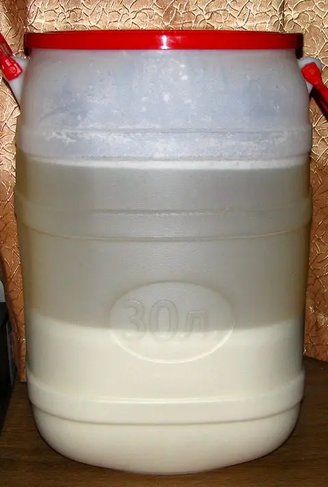 Yeast &#8220;Koji&#8221; for cold fermentation of starchy raw materials