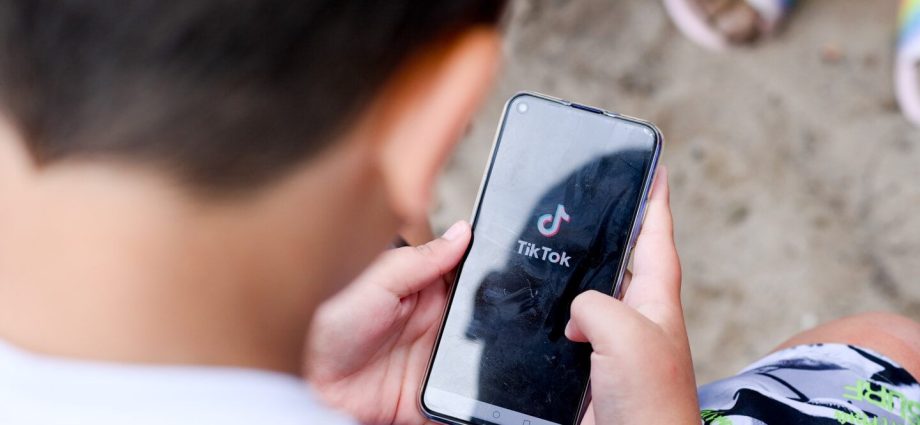 Children on TikTok are encouraged to commit suicide: how to react to parents