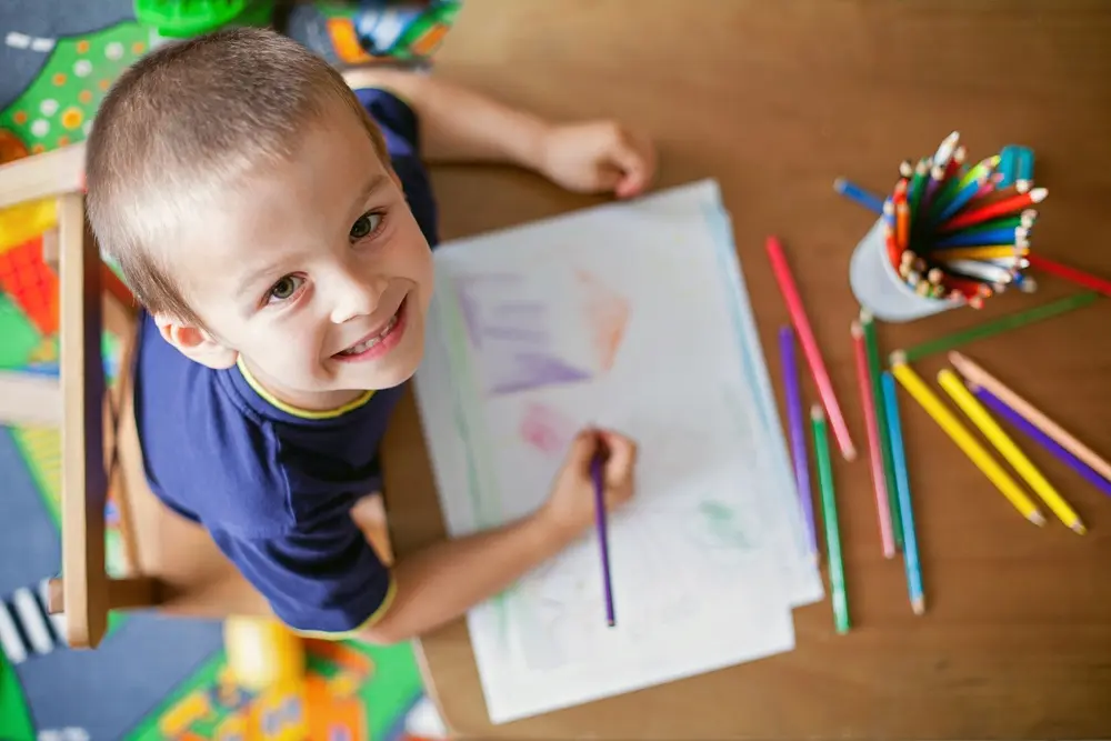 The child draws on the wallpaper: what should parents do