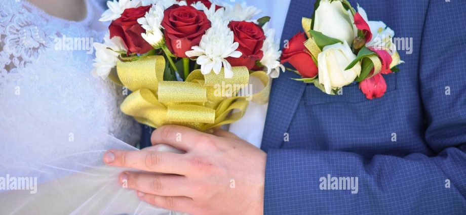 The groom gave the bride a fake engagement ring and was caught cheating