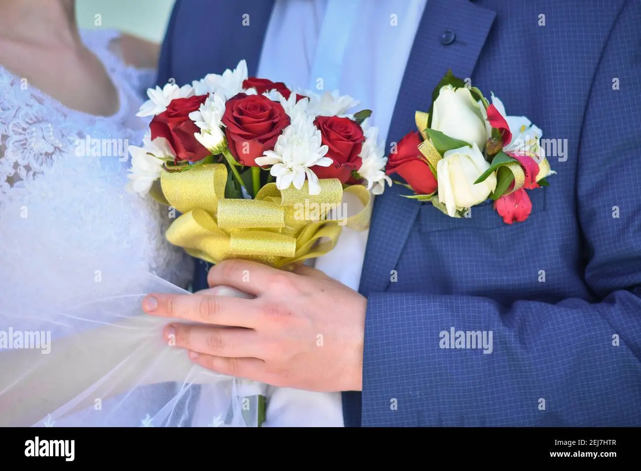 The groom gave the bride a fake engagement ring and was caught cheating