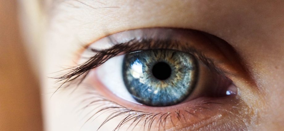 3 reasons and 4 methods to get rid of the fear of looking people in the eye