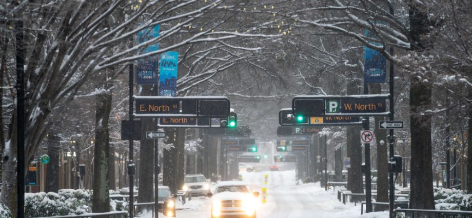 «Blizzards, snowstorms flew in February»: signs and traditions of the last month of winter