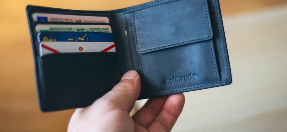 How to properly and efficiently store money in a wallet?