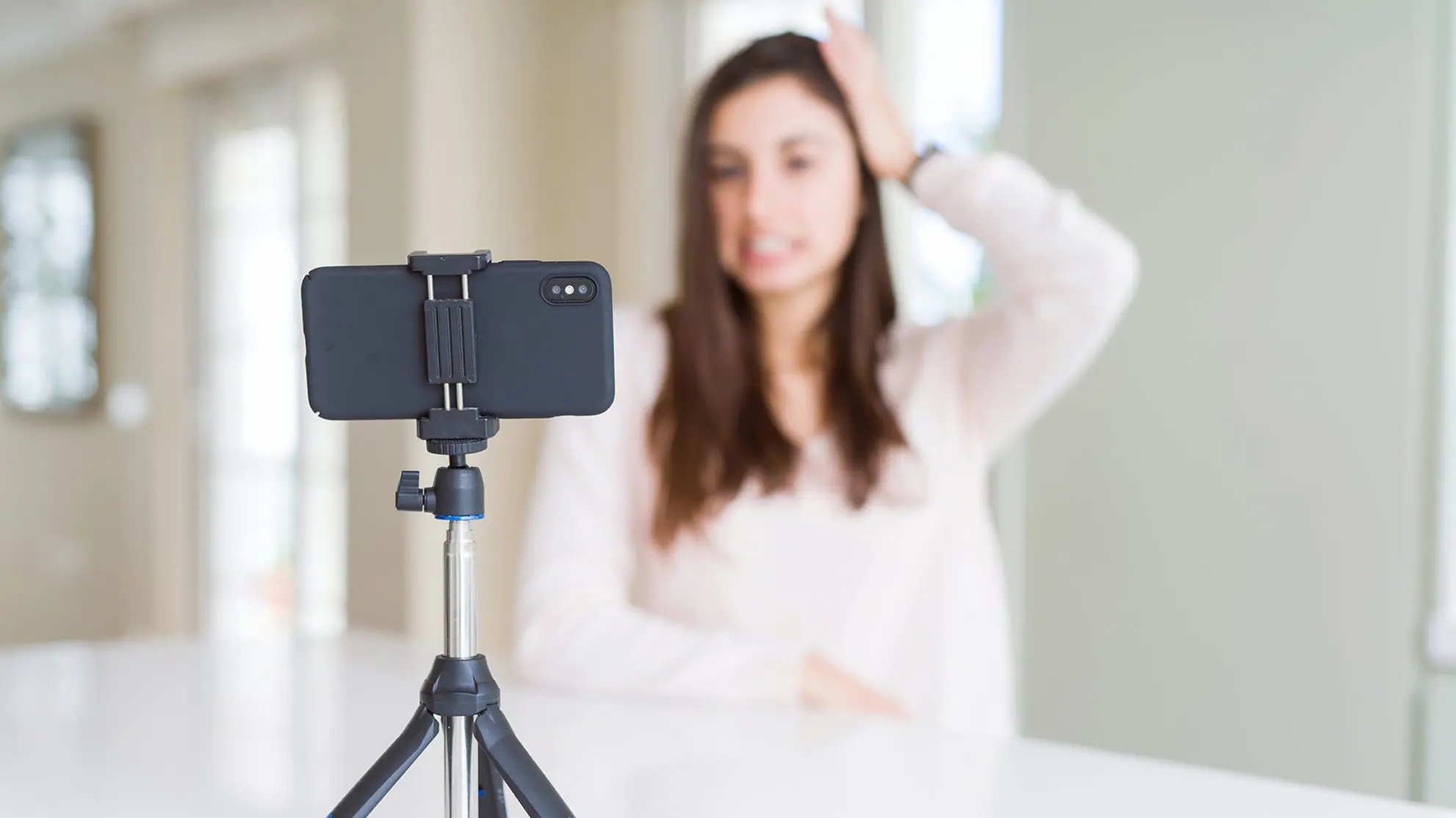 «Speak to the camera»: how to perform online and record video without nerves