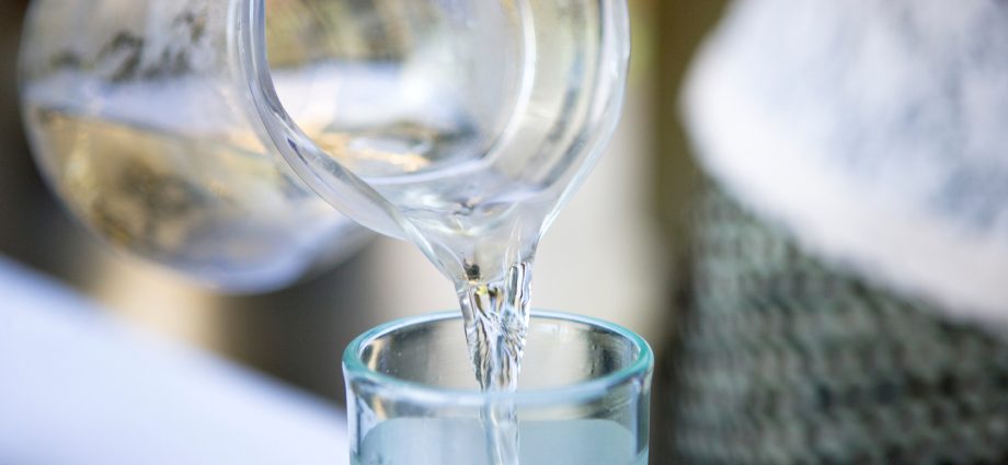 Die ganze Wahrheit über ein Glas Wasser im Alter: Warum Kinder haben?