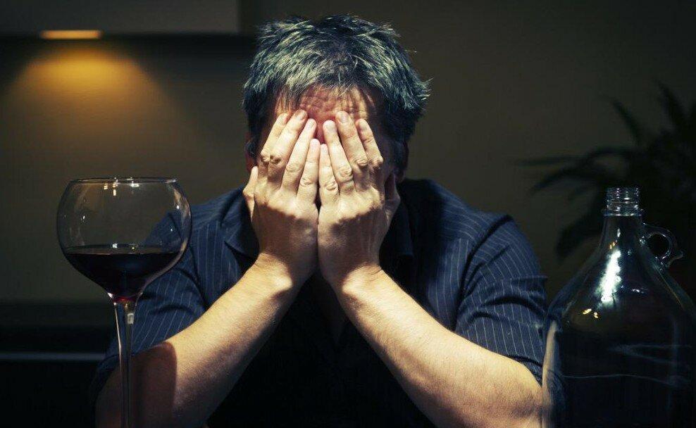 What is the relationship between alcohol and schizophrenia?