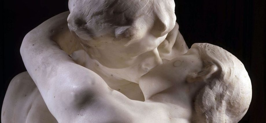 Кой ще получи «Целувката»: най-романтичната скулптура в света беше закована в кутия