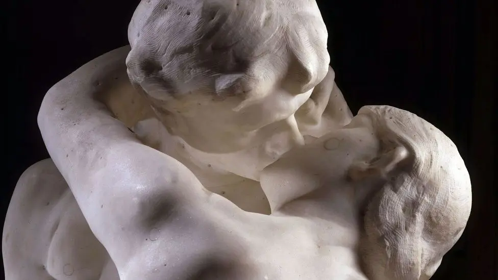 Who will get the «Kiss»: the most romantic sculpture in the world was nailed into a box