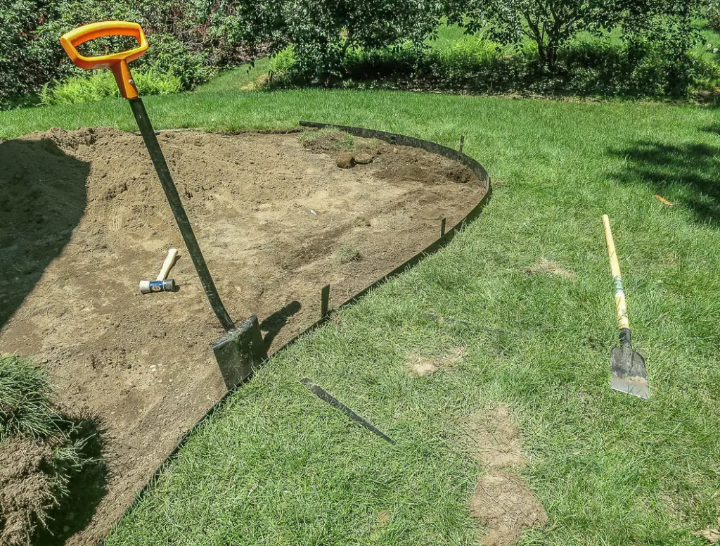 How to lay a garden on the site
