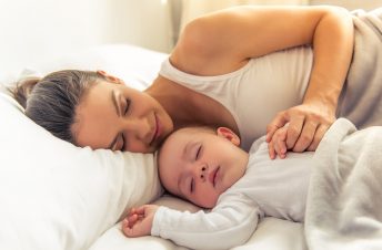بچے کو ماں باپ کے ساتھ سونے کا طریقہ