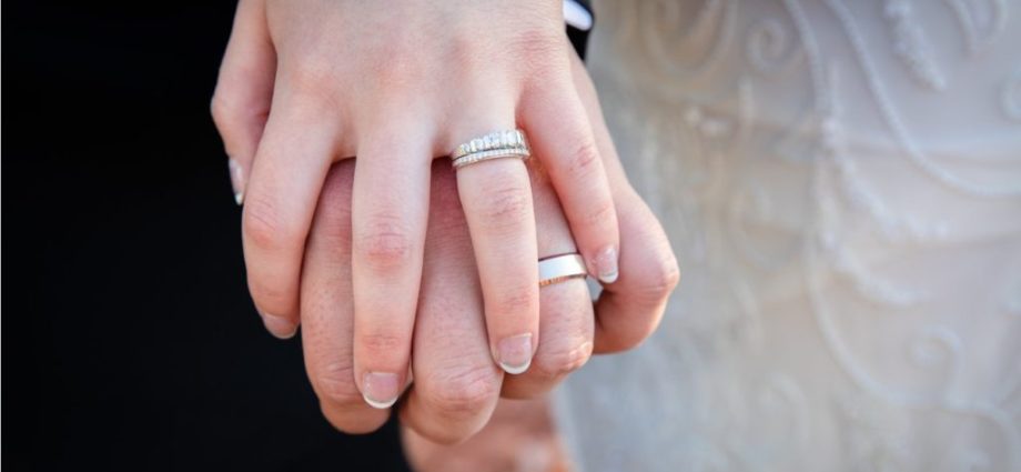 结婚戒指男女戴在哪只手上？
