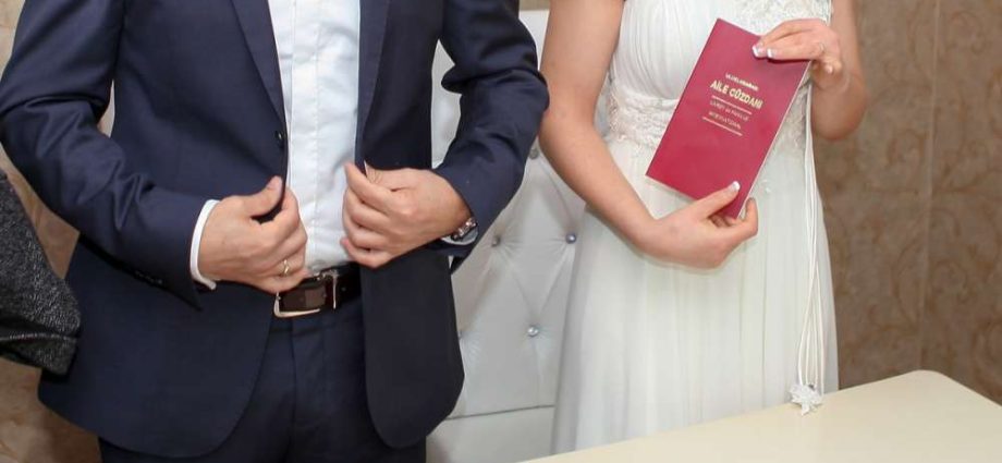Registrazione di u matrimoniu in l'uffiziu di u registru in u 2022
