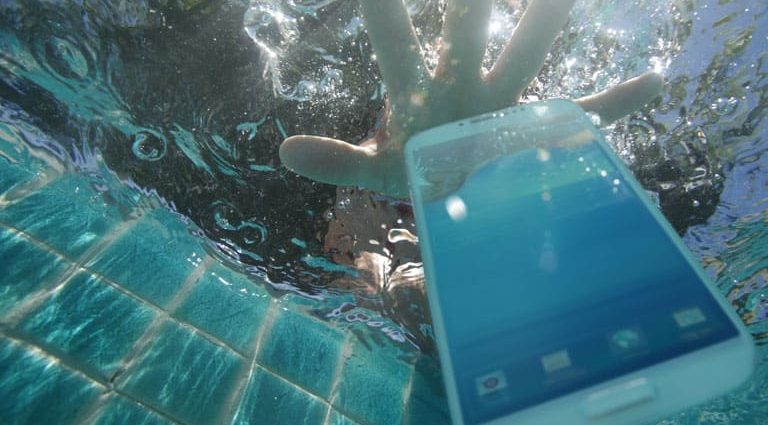 The phone fell into the water