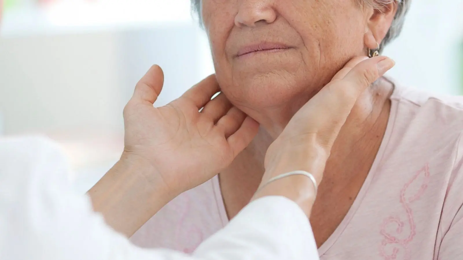 19 Signs It&#8217;s Time to Test Your Thyroid Gland Don&#8217;t take these symptoms lightly