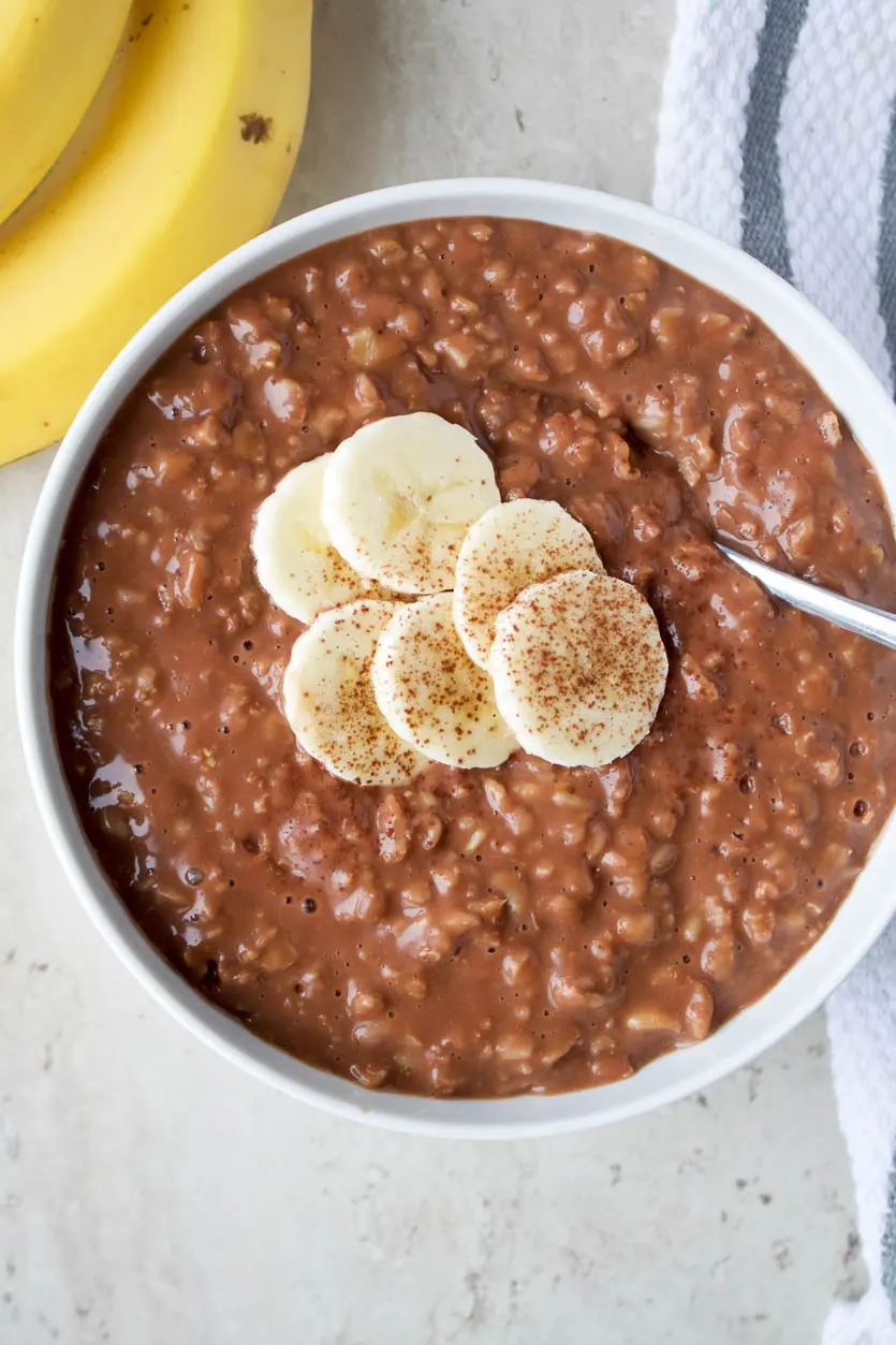 A great recipe for oatmeal with chocolate and bananas