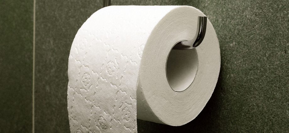 A painful mistake in the toilet. Instead of paper, the man used a dangerous thing