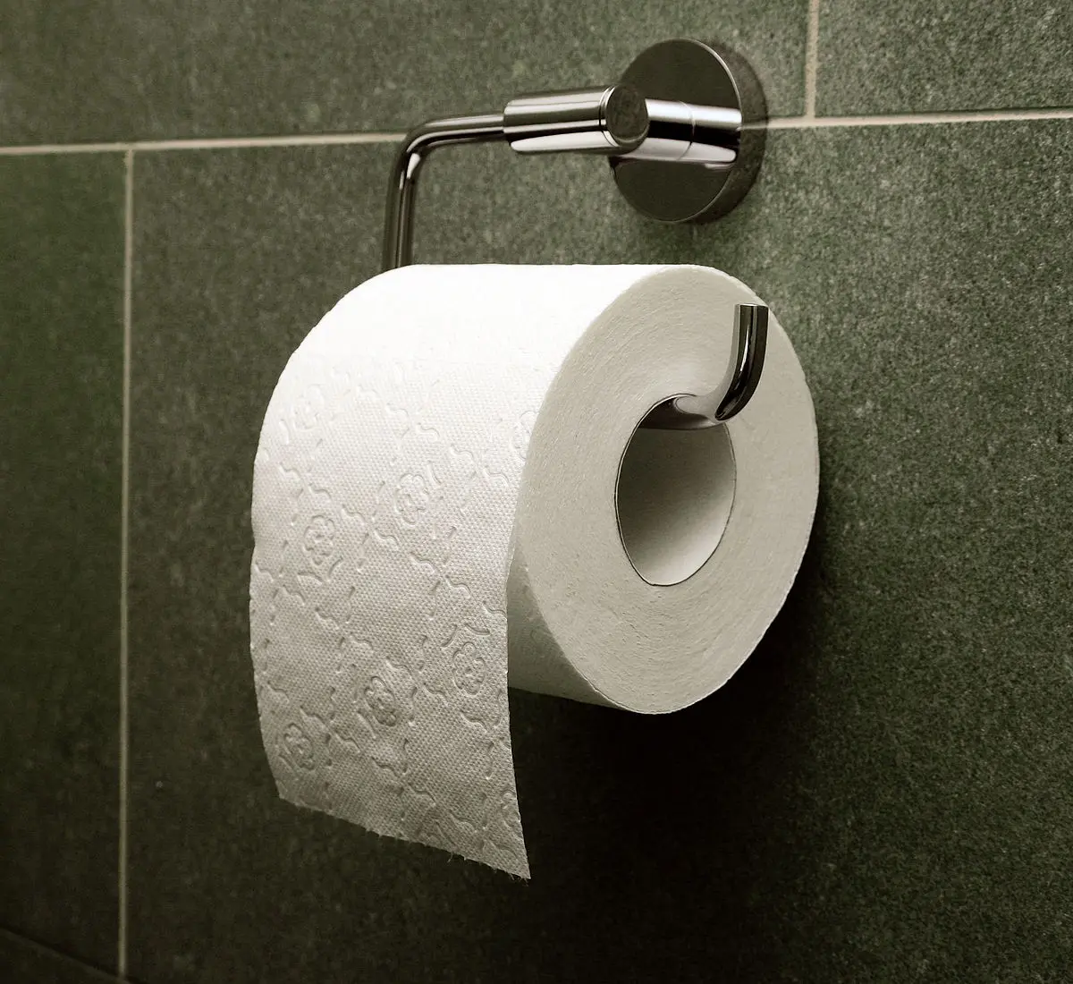 A painful mistake in the toilet. Instead of paper, the man used a dangerous thing