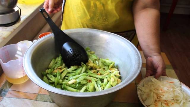 A simple green tomato salad recipe for the winter