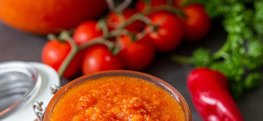 Adjika tomato jam: recipe