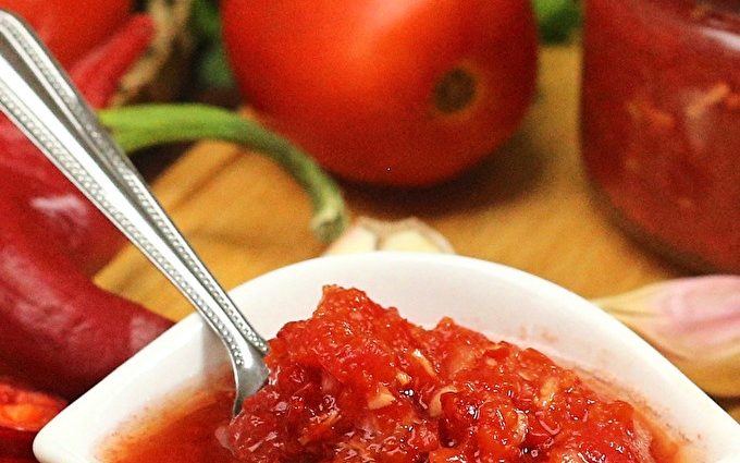 Adjika with tomatoes: a recipe for the winter 