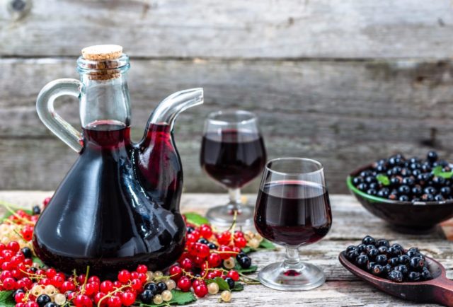 Alcohol, moonshine and currant vodka at home: recipes