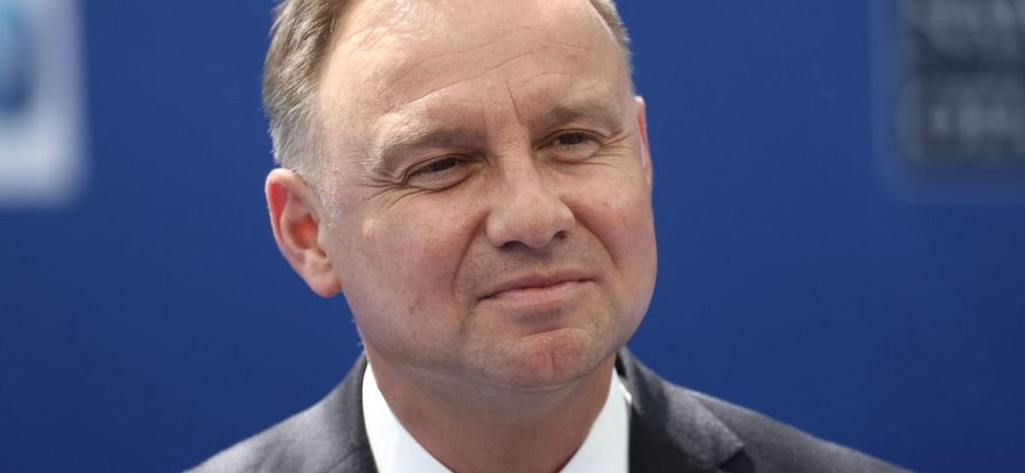 An expert panel on COVID-19 was underway. Suddenly, the question was asked by Andrzej Duda himself