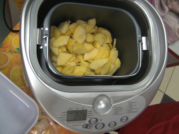 Apple jam: how to cook apple dessert in a slow cooker, bread machine for the winter