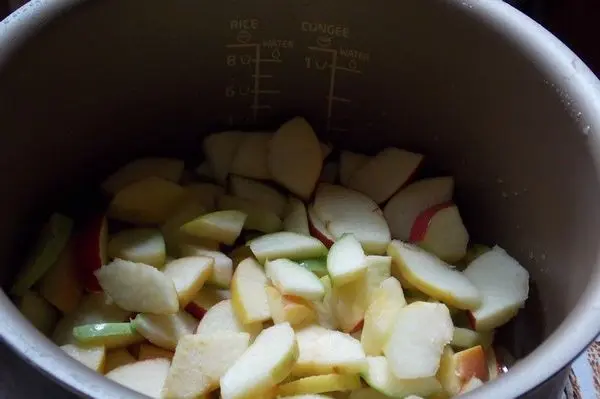 Apple jam: how to cook apple dessert in a slow cooker, bread machine for the winter