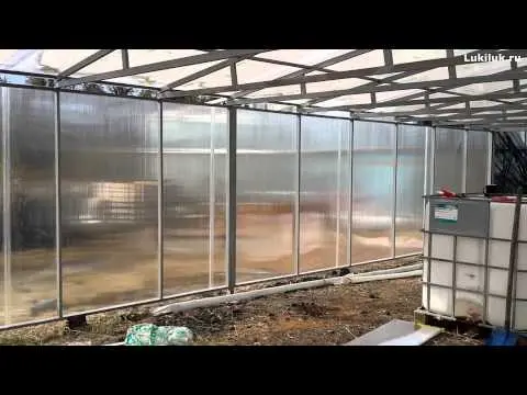 Arrangement of a polycarbonate greenhouse inside + photo