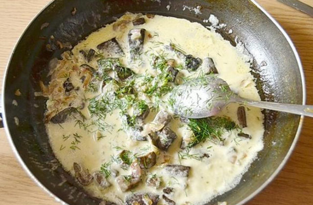 Aspen mushrooms with sour cream: recipes, photos