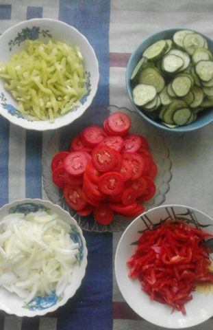 Autumn salad with cucumbers: a recipe for the winter