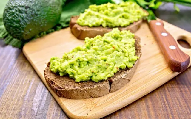 Avocado pate: recipes with garlic, egg, tuna