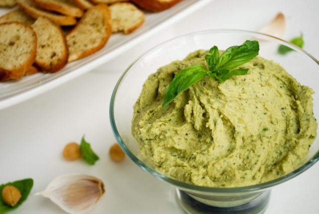 Avocado pate: recipes with garlic, egg, tuna