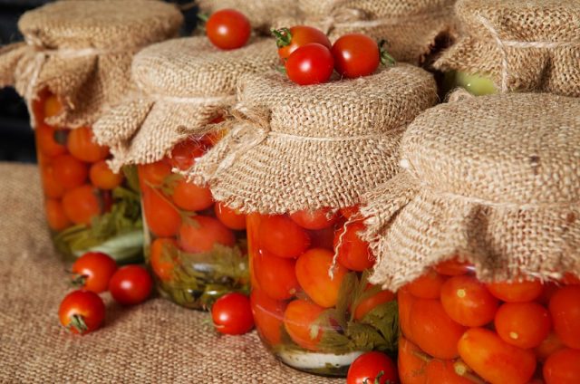 Awesome tomatoes in jelly for the winter