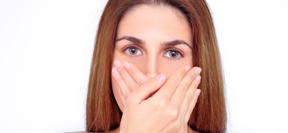 Bad breath? Here are three effective methods to help you find out where the problem is