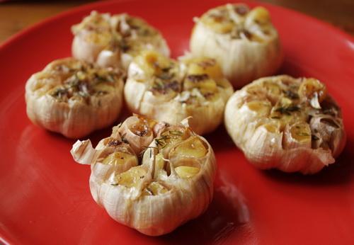 Baked garlic: health benefits and contraindications