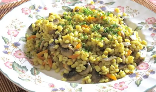 Barley with porcini mushrooms: dried and fresh