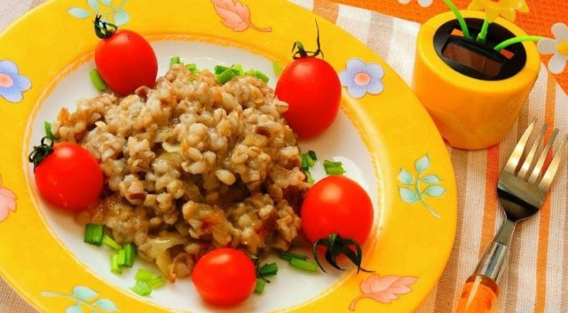 Barley with porcini mushrooms: dried and fresh